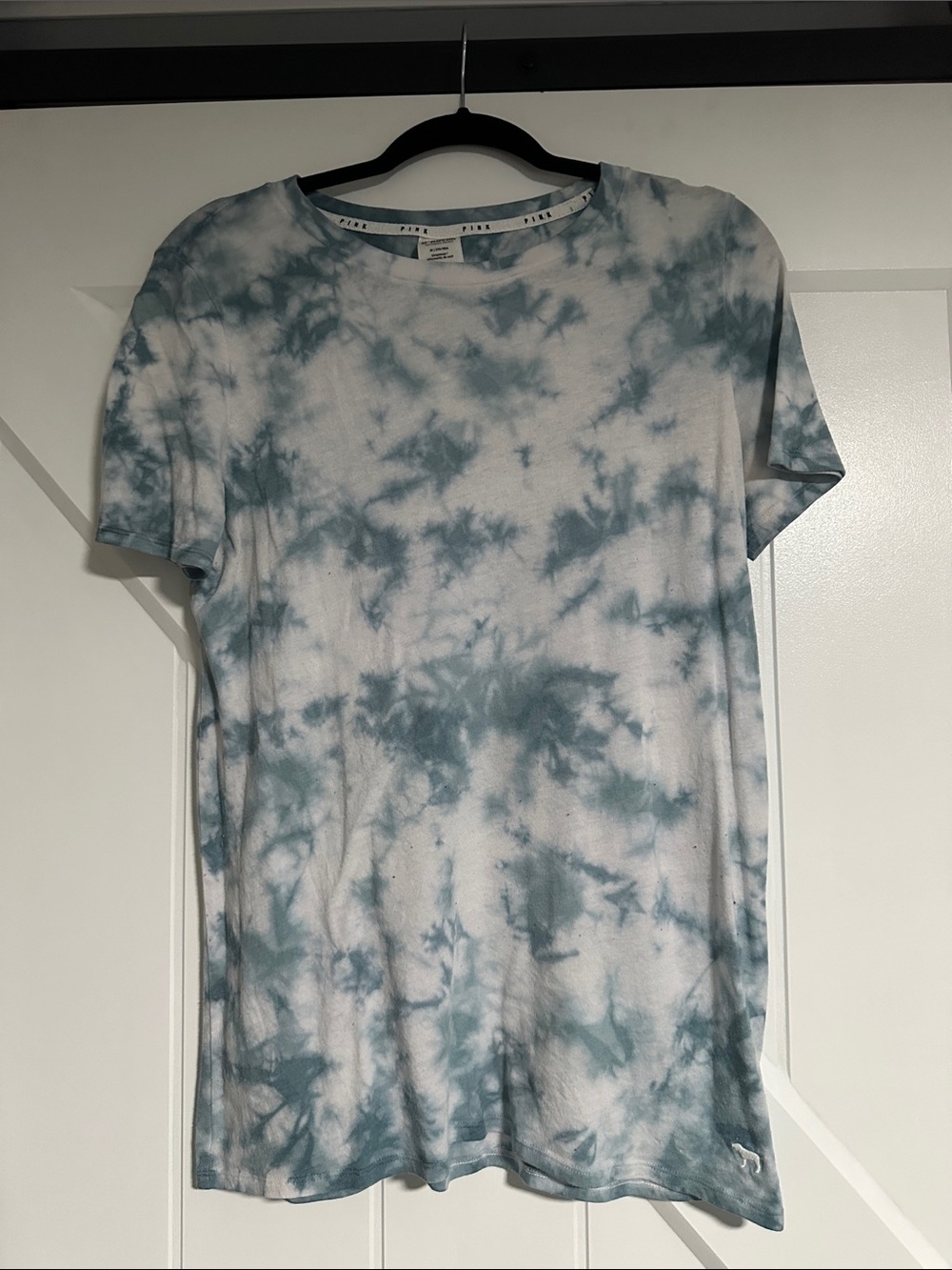 PINK Victoria's Secret Men's White and Blue Tie-Dye Crew Neck Tee